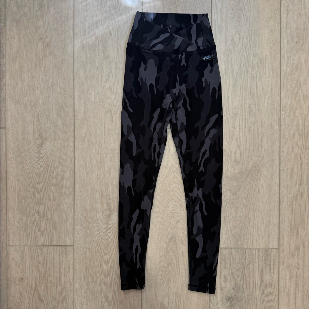 ECHT Scrunch Bottom Women's Camo Leggings - Black and Gray